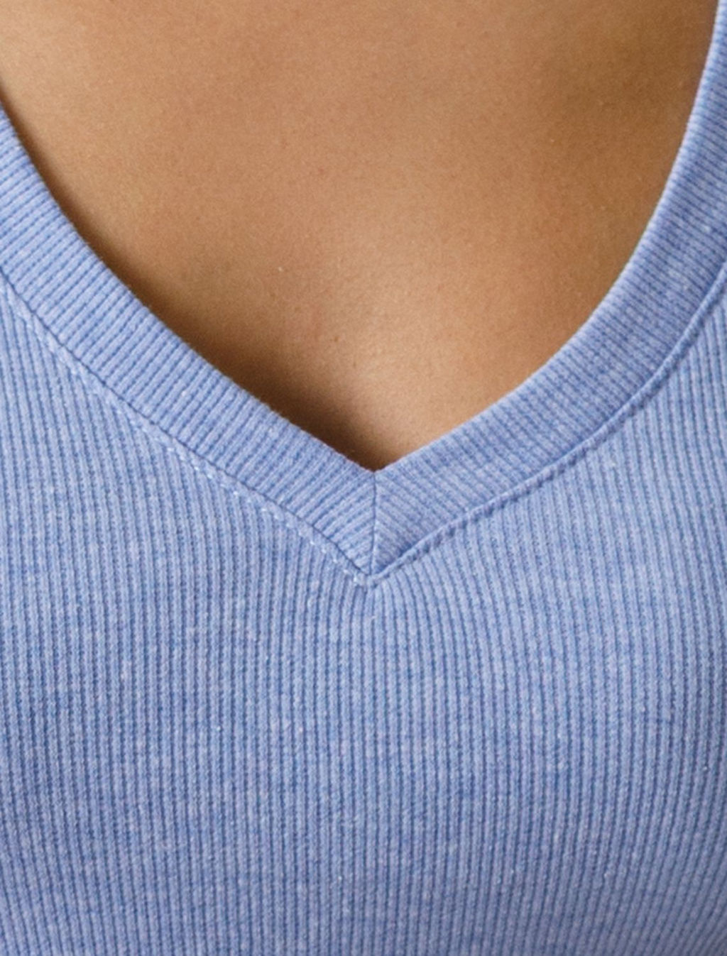 Футболка Vilatte с V-вырезом из хлопка с эластаном голубая  фото 2