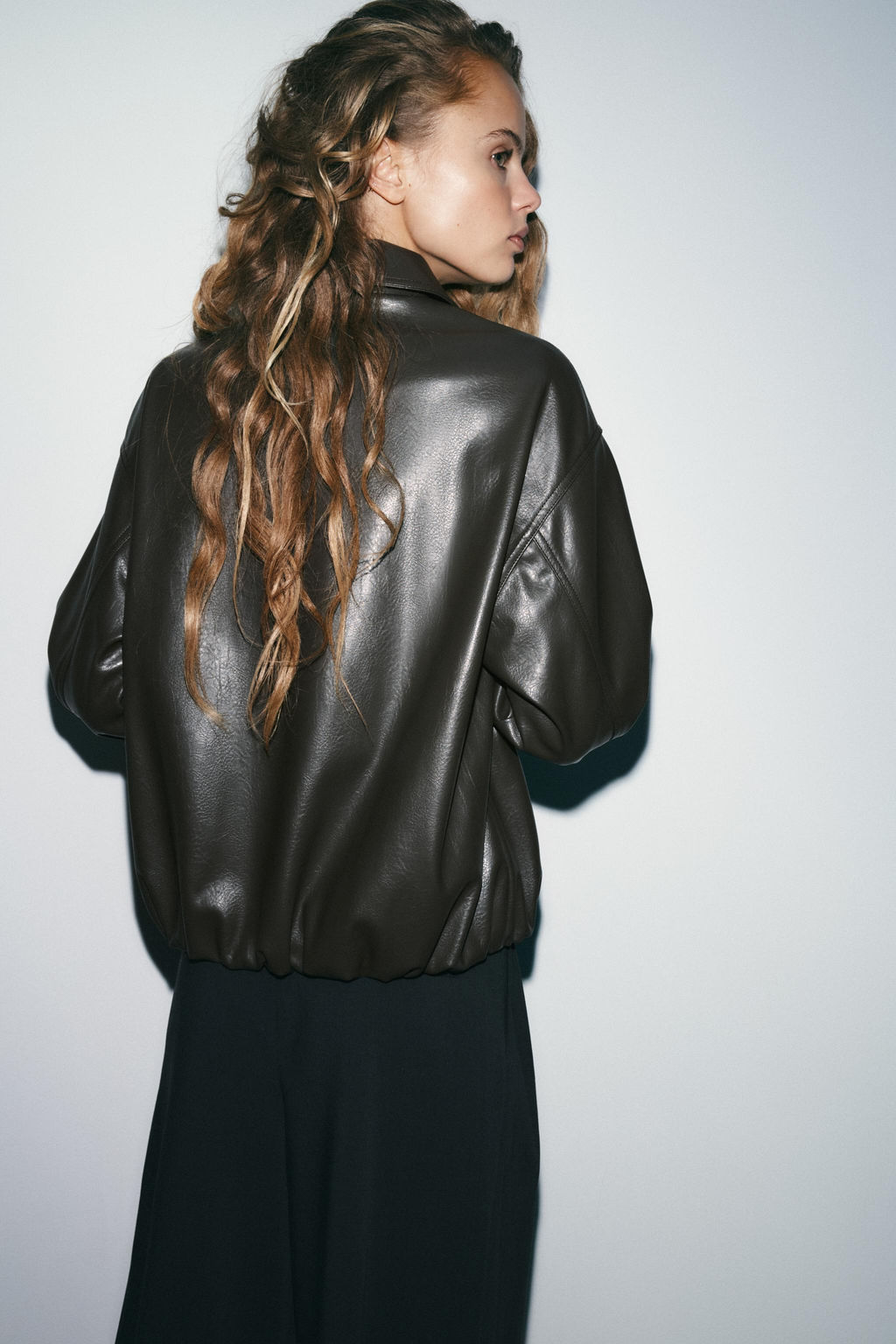LEATHER EFFECT JACKET WITH ELASTICATED DETAILS - Zara фото 11