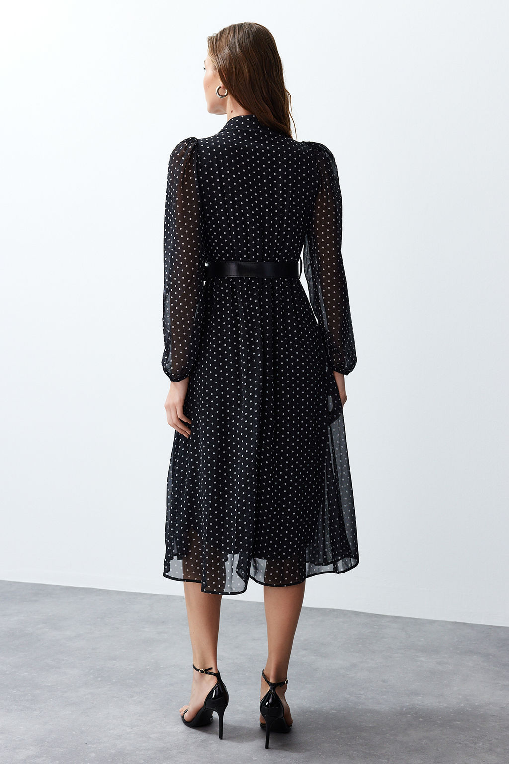 TRENDYOLMILLA Siyah Kemerli Puantiyeli Sifon Astarl? Midi Dokuma Elbise TWOSS24EL00839  фото 6