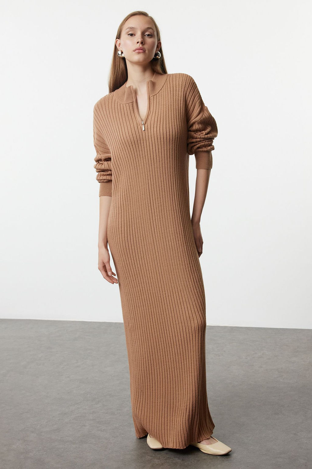 TRENDYOLMILLA Siyah Maxi Triko Duz Genis Kal?p Elbise TWOAW25EL00308  фото 2