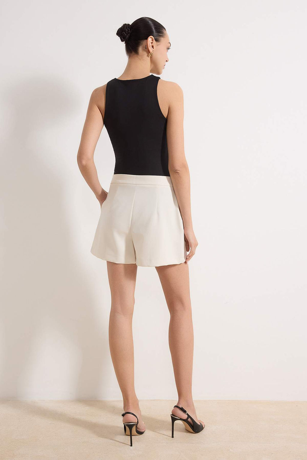 Siyah Mini Basic Kumas Sort & Bermuda TWOSS26SR00016 - Trendyolmilla фото 8