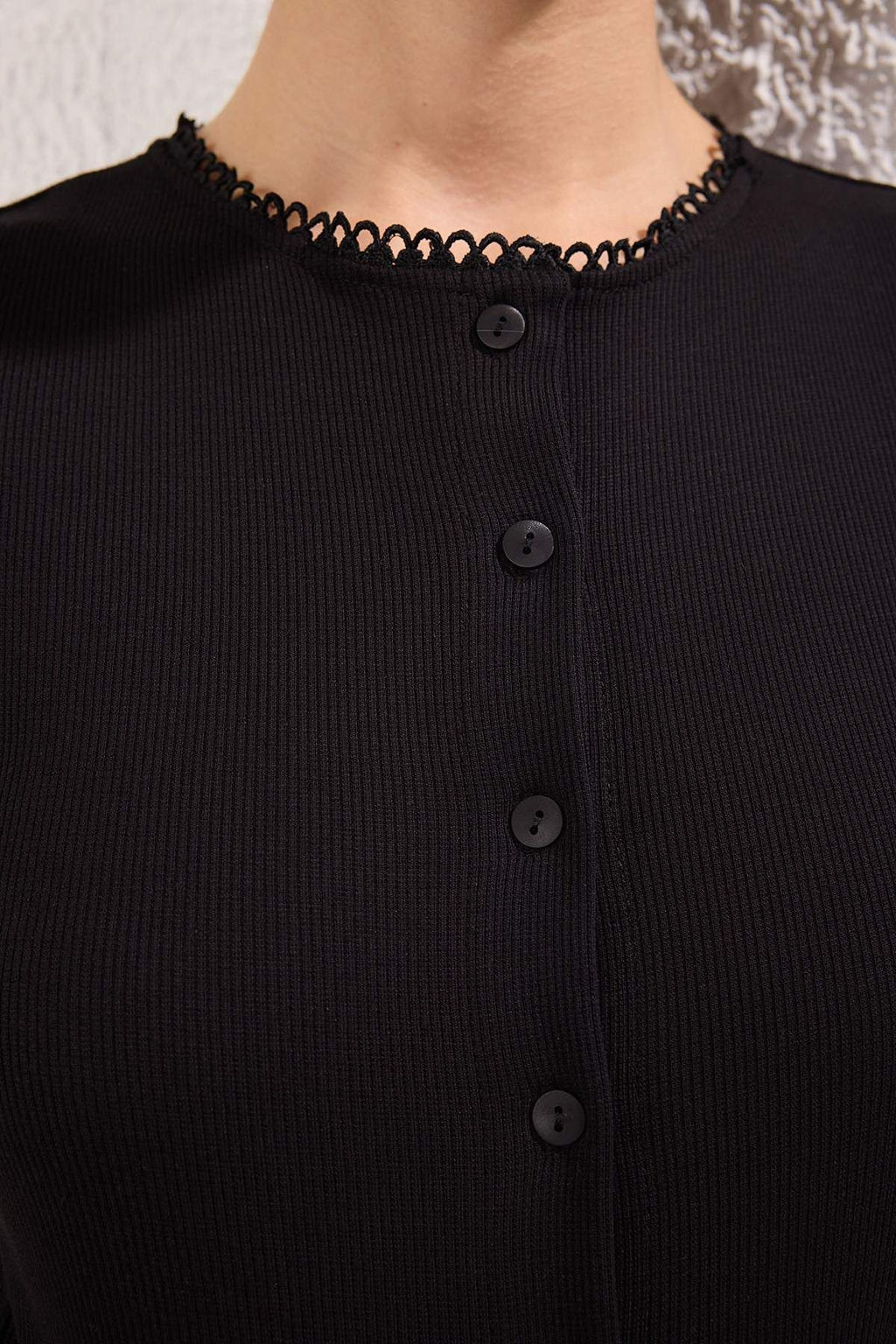 Trendyolmilla Ekru Dugmeli Vucuda Oturan Bisiklet Yaka K?sa Kol Fitilli Esnek Orme Bluz TWOSS25BZ00548 фото 7