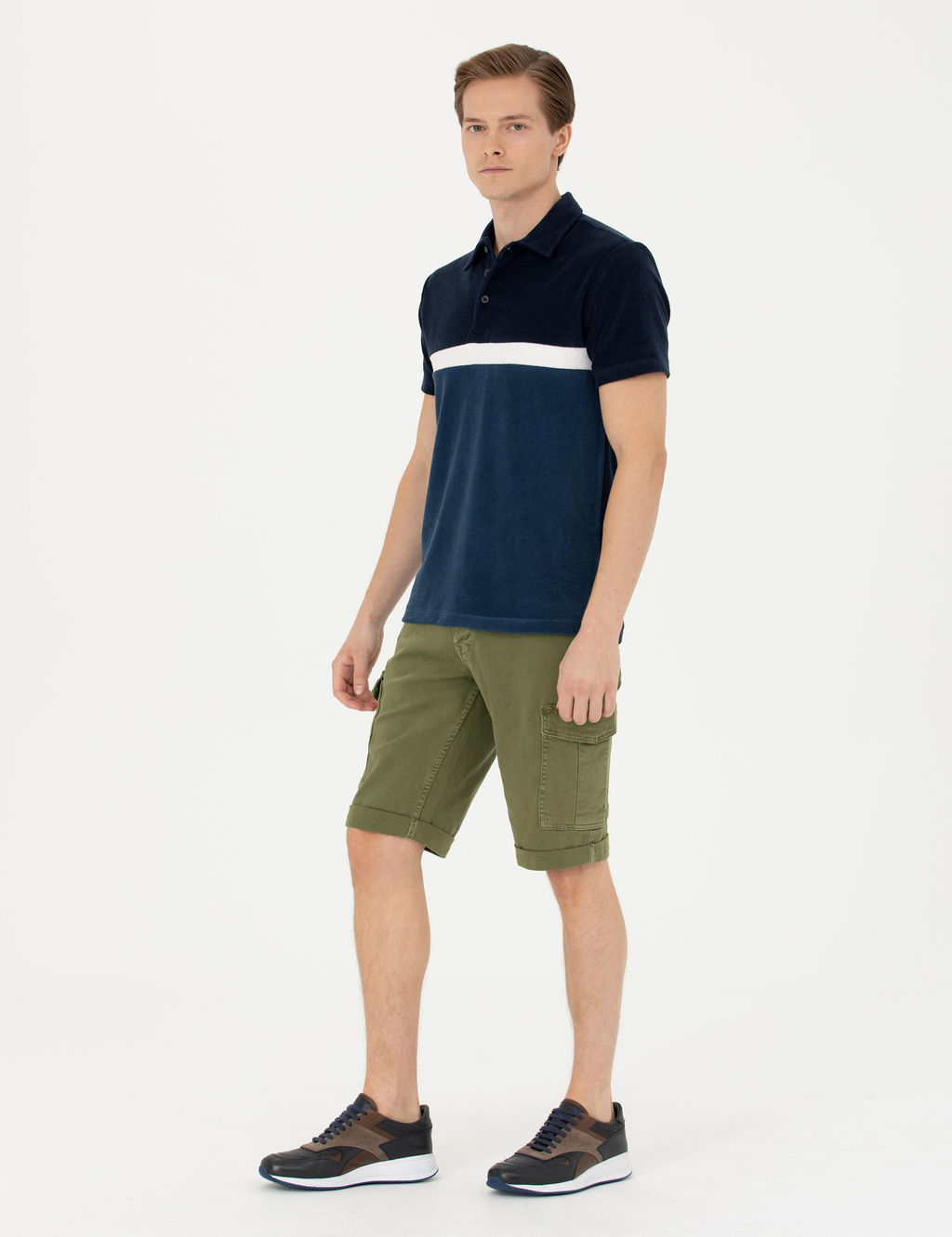 Джинсовые шорты-бермуды зауженного кроя цвета хаки