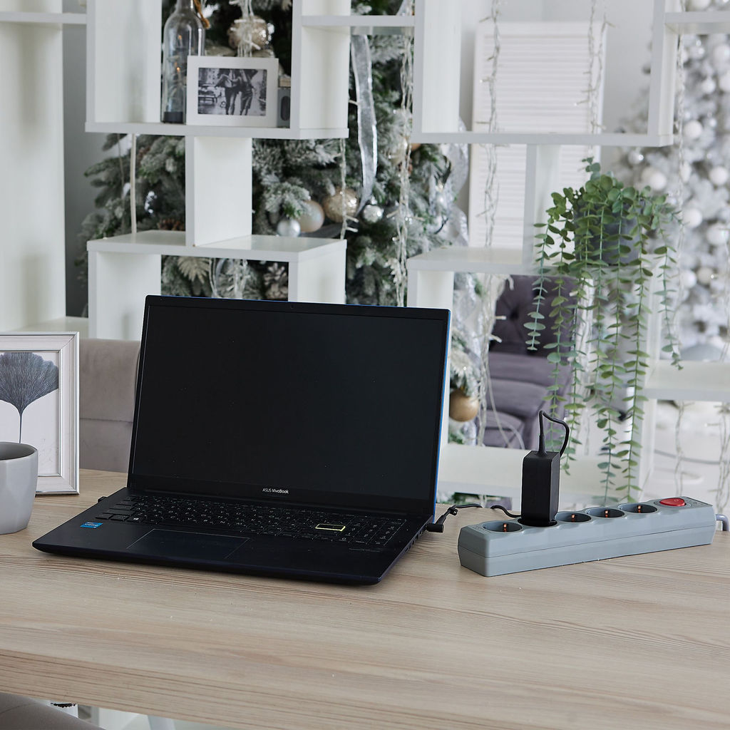S-GSU5-3 GREY Cетевой фильтр серии Universal, 3м (Пвс 3*0,75), 5 гнезд, с/з. 10А. Защита от перенапряжения, короткого замыкания. TM Uniel.