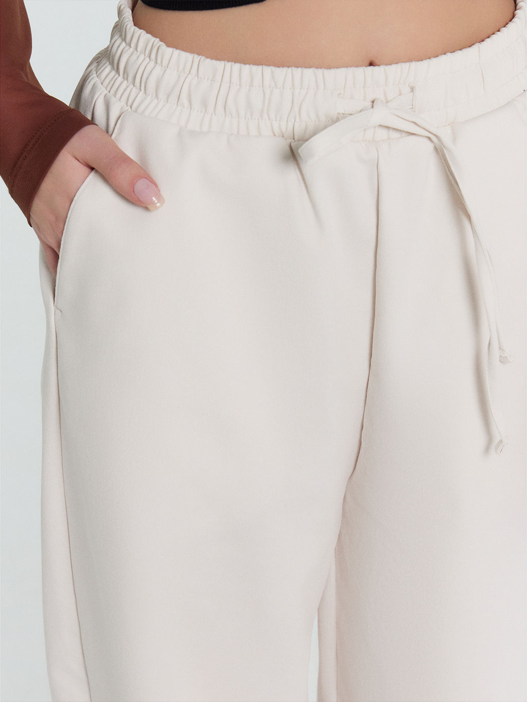 Брюки женские в бело-бежевом цвете белый песок 182422 - Mark formelle фото 5