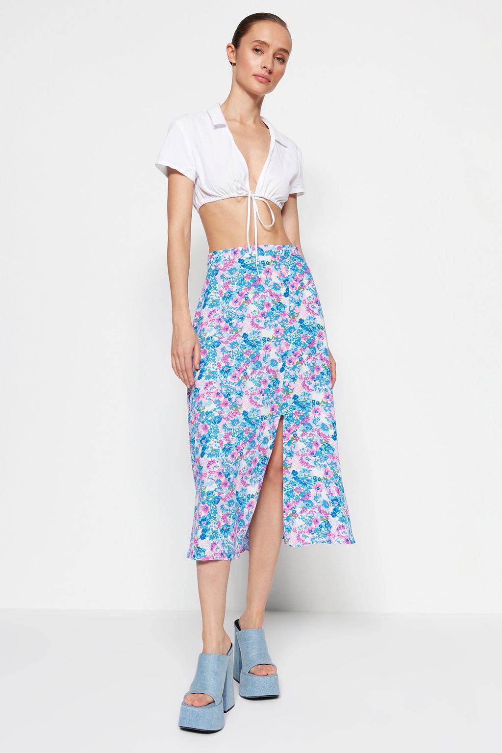 Indigo-Ekru Y?rtmac Detayl? Cicek Desenli Viskon Kumasl? Midi Dokuma Etek TWOSS20ET0230