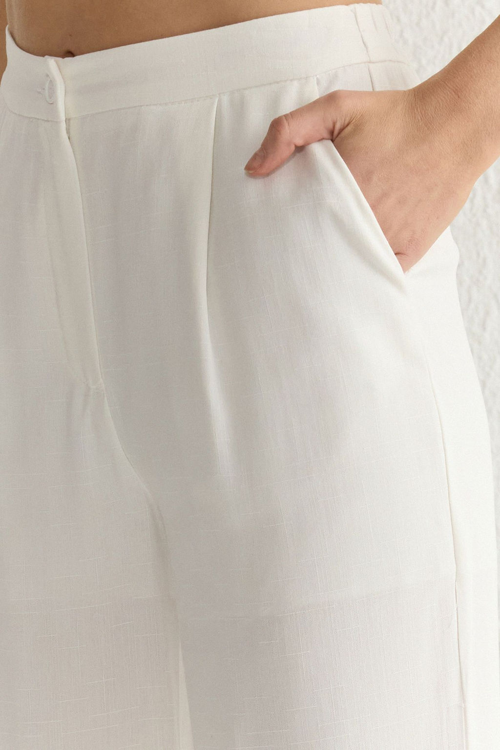 TRENDYOLMILLA Beyaz Keten Gorunumlu Wide Leg/Genis Paca Dokuma Pantolon TWOSS25PL00020  фото 3