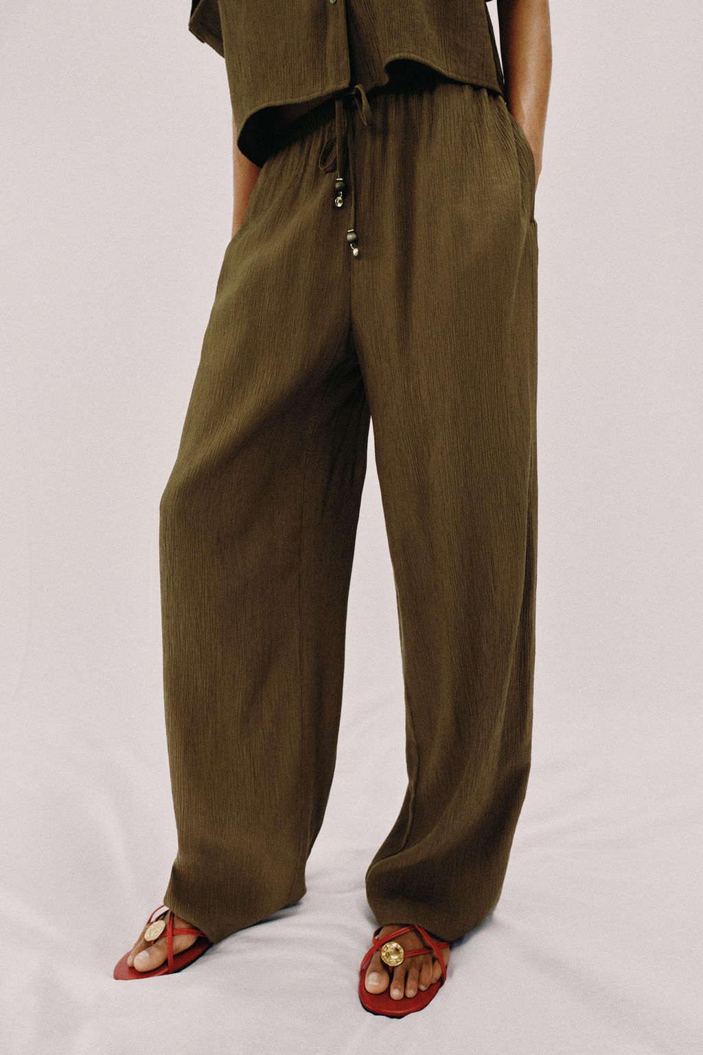 Брюки Zara Pantalon Fluido Recto оливковые