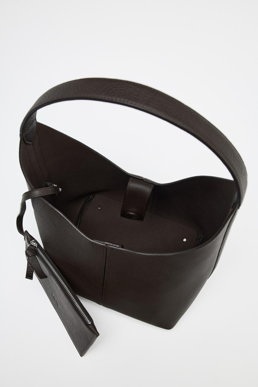 GRAINED EFFECT LEATHER BUCKET BAG - Zara фото 6
