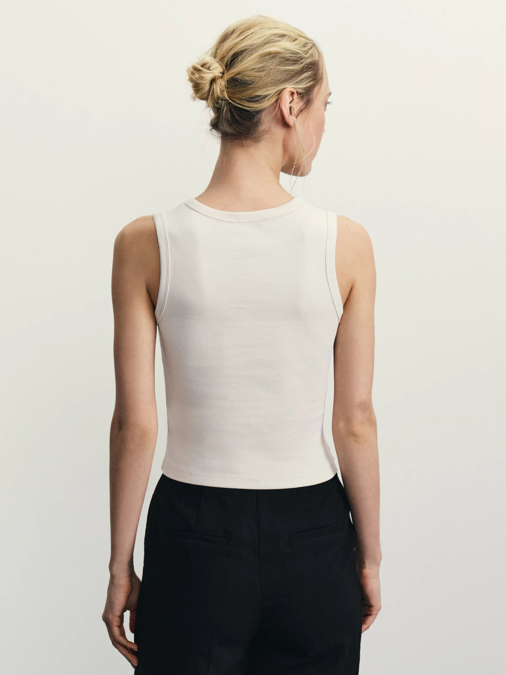 Укороченный топ в рубчик с V-образным вырезом / Zarina  фото 5