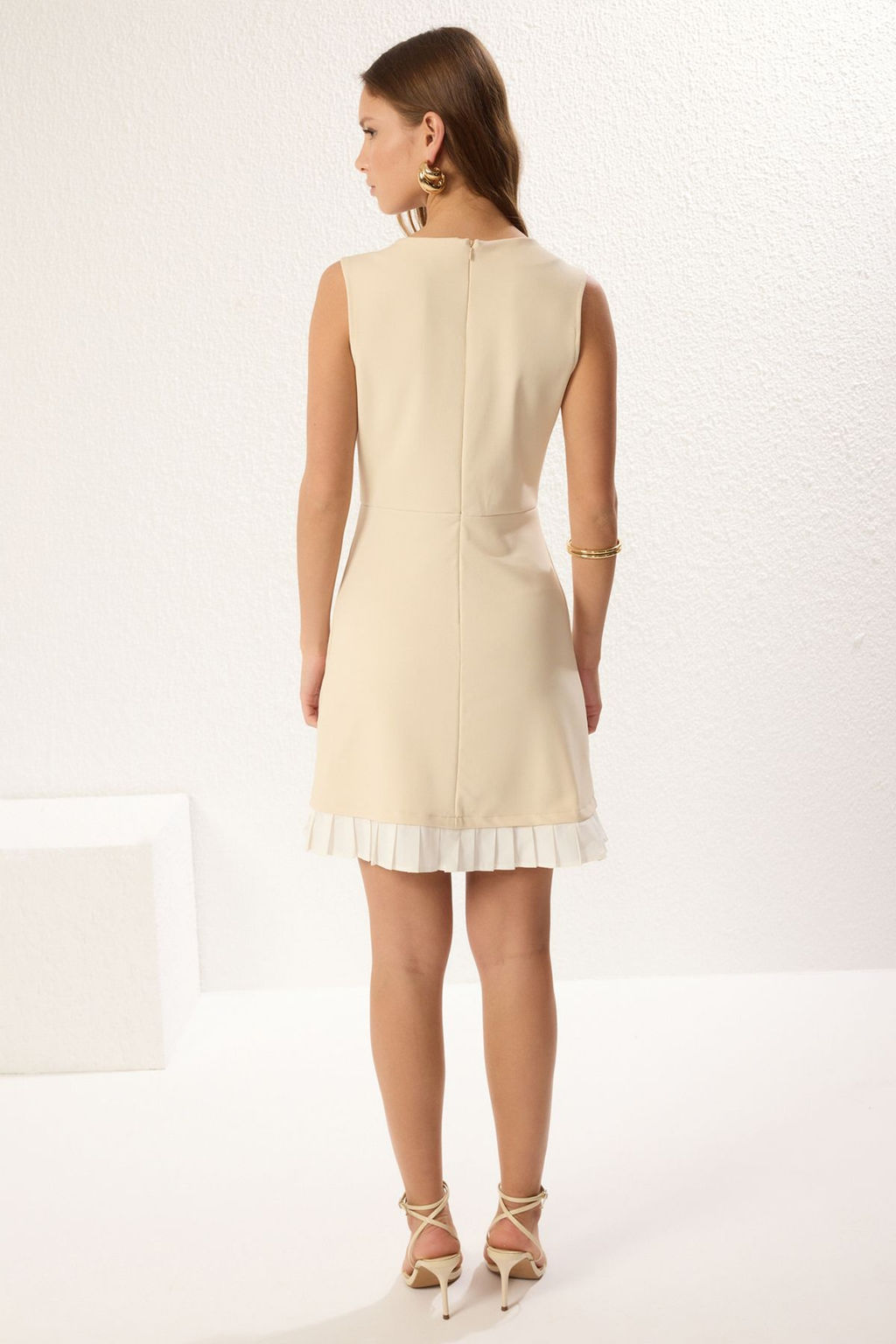 TRENDYOLMILLA Siyah Etek Ucu F?rf?rl? S?f?r Kol Bisiklet Yaka Skater/Belden Ac?lan idi Orme Elbise TWOSS25EL00235  фото 5