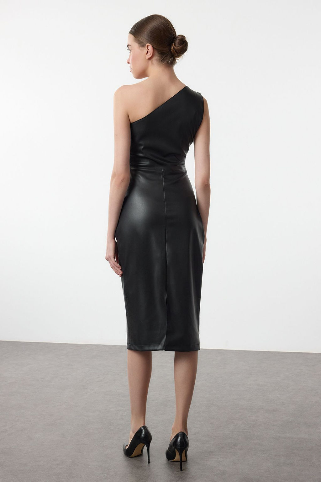 Siyah Duz Buzgulu Midi Buzgu/Drape Detayl? Tek Kol Bodycone/Vucuda Oturan Orme Elbise TWOAW25EL00225