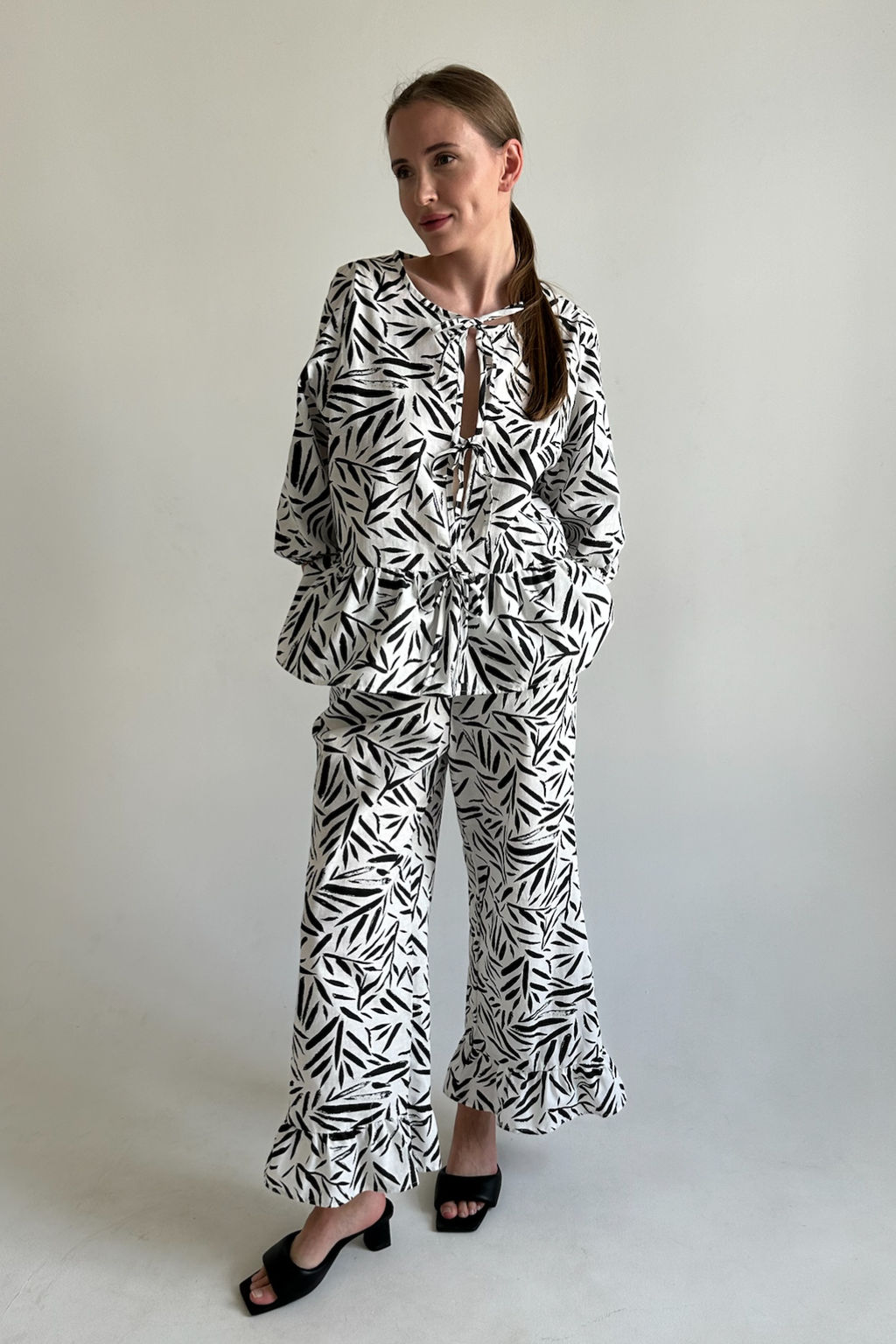 Костюм женский SET070/06/Белый, черный - M&G all natural фото 2