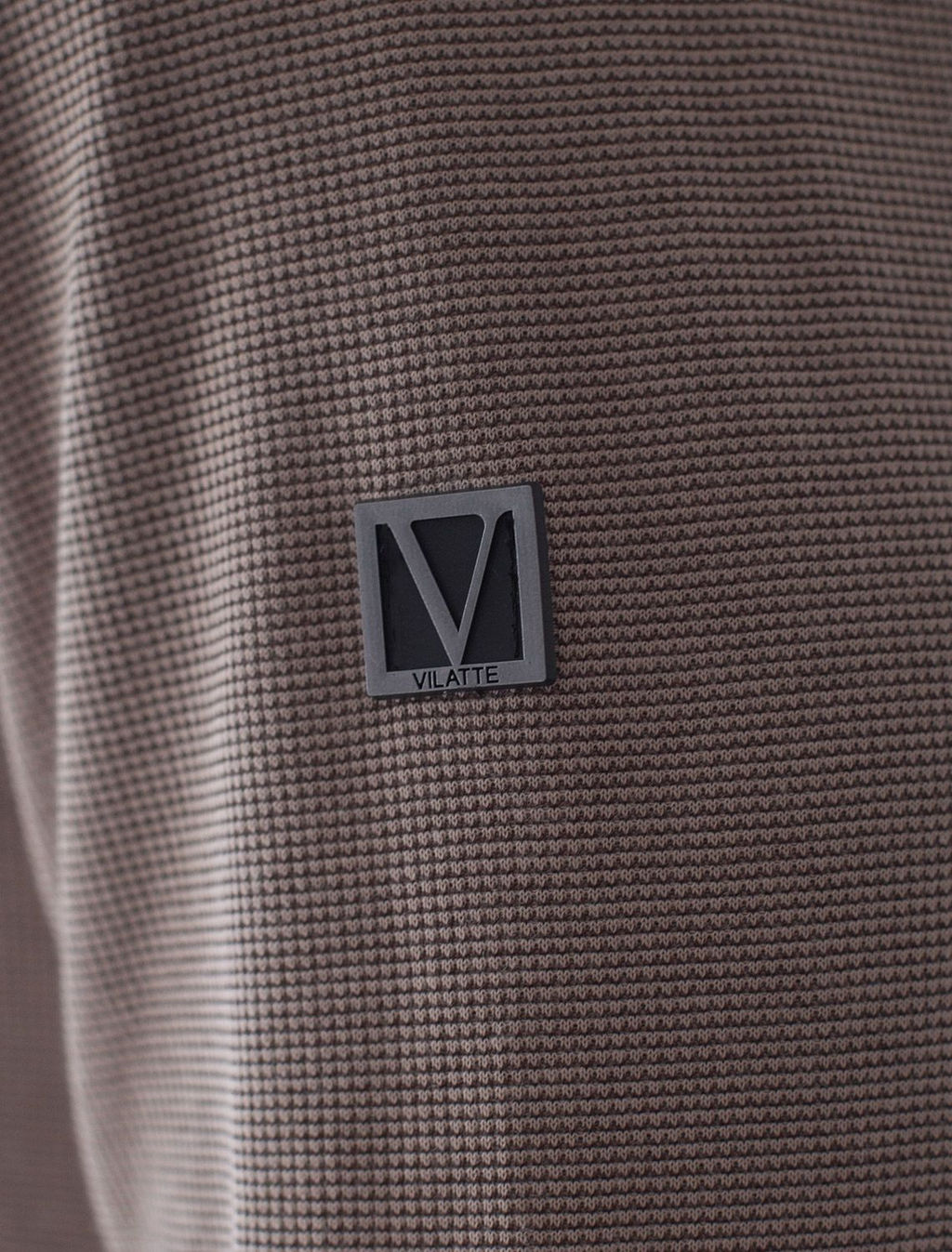 Лонгслив из мягкого фактурного трикотажа с плетеным воротником поло на молнии - Vilatte фото 4