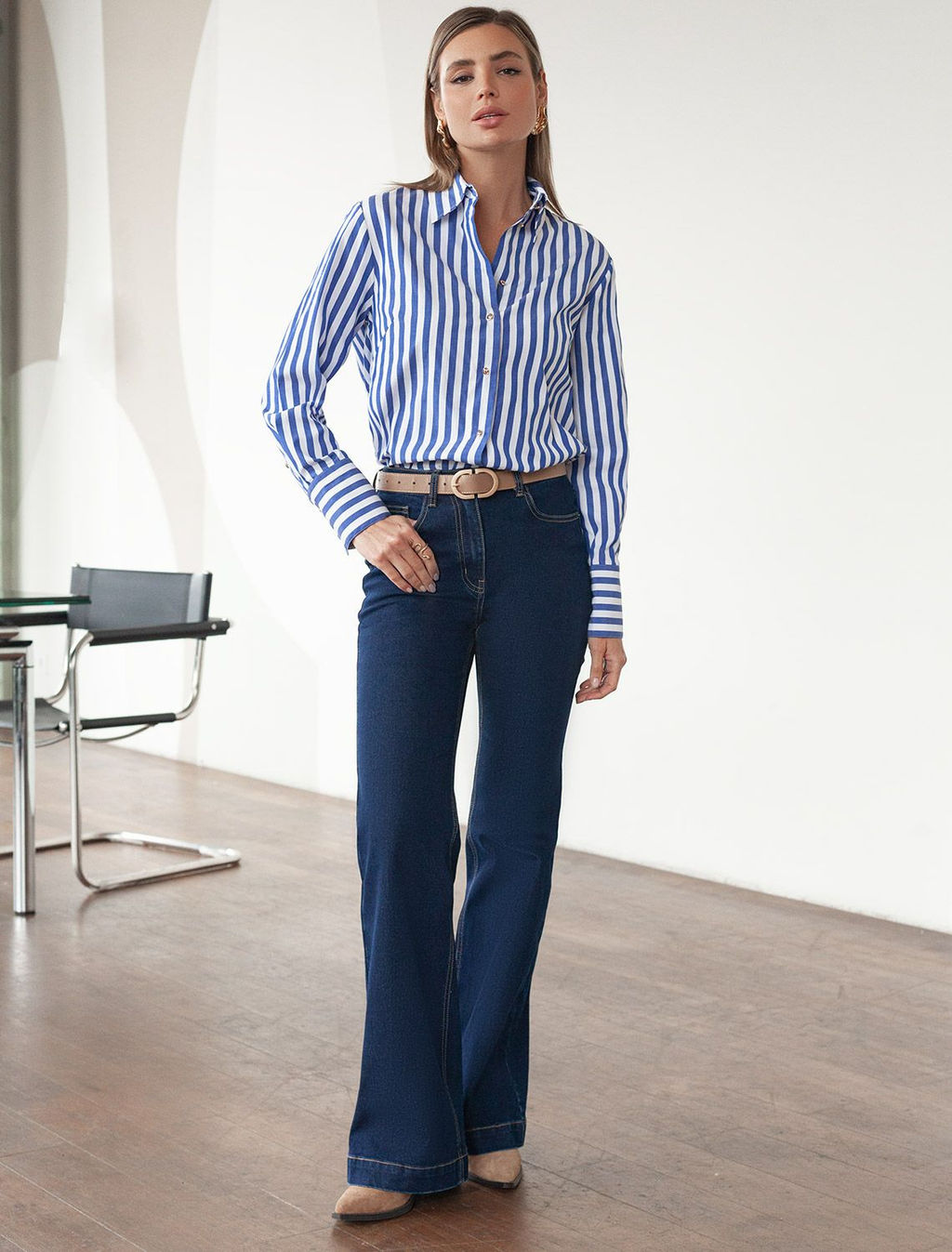 Блузка свободного силуэта с золотистыми пуговицами