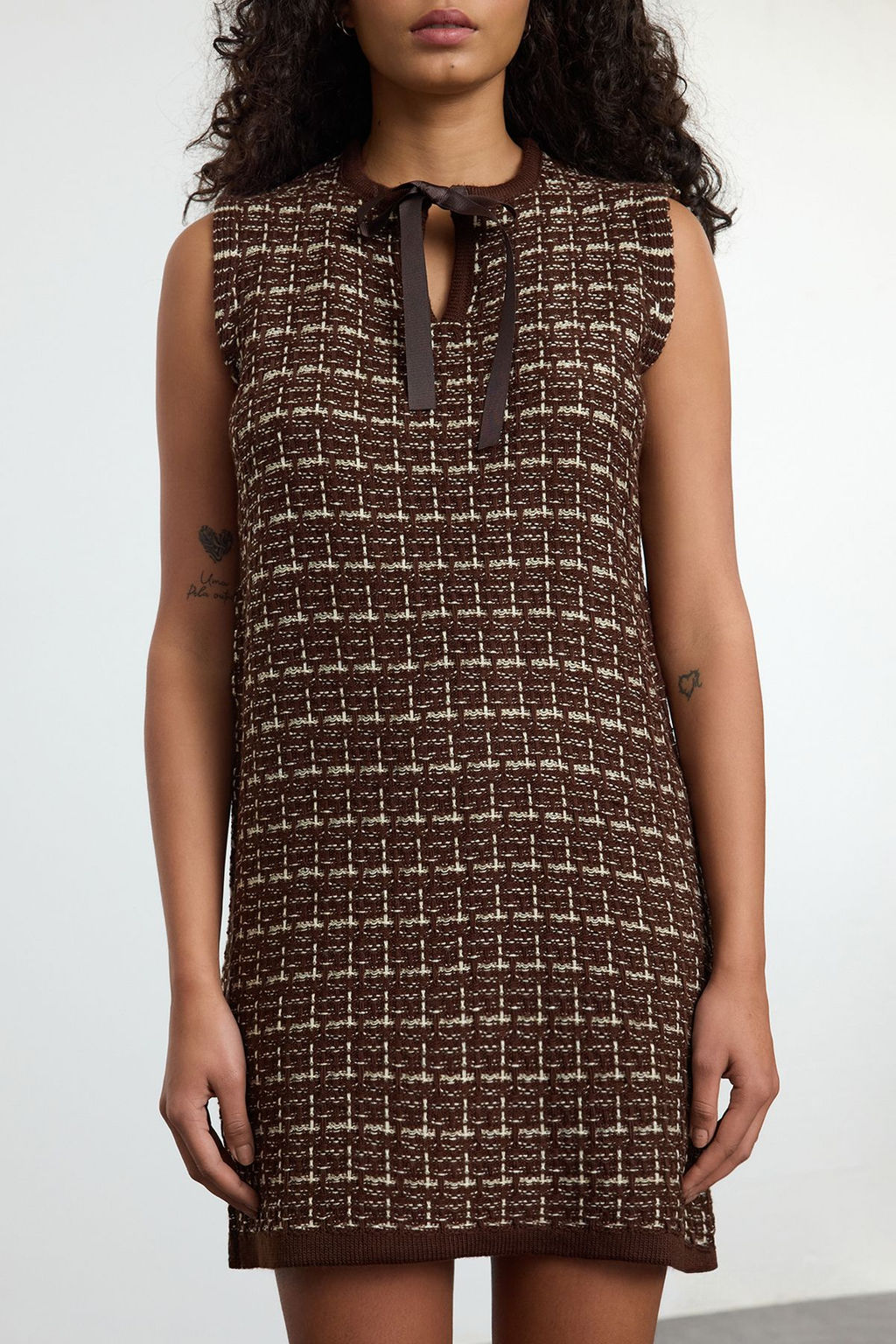 Kahverengi Dokulu K?sa / Mini Tuvit Gorunumlu Simli Triko Elbise TWOAW25EL00542