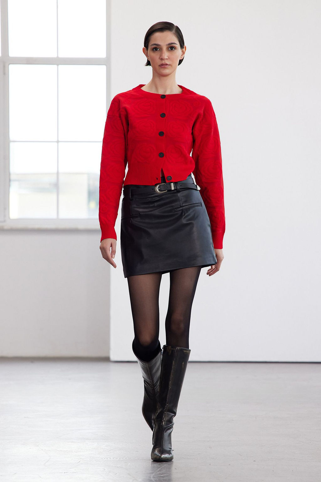 TRENDYOLMILLA Limited Edition K?rm?z? Crop Yumusak Dokulu Gul Orgulu Ceket Gorunumlu Triko H?rka TWOAW25HI00322 фото 2