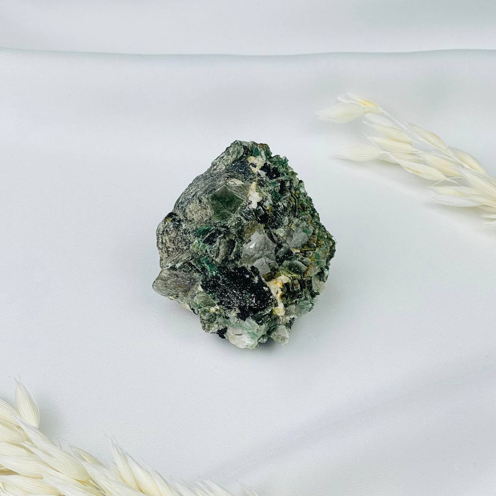 Мусковит (зеленый лепидолит) в природе