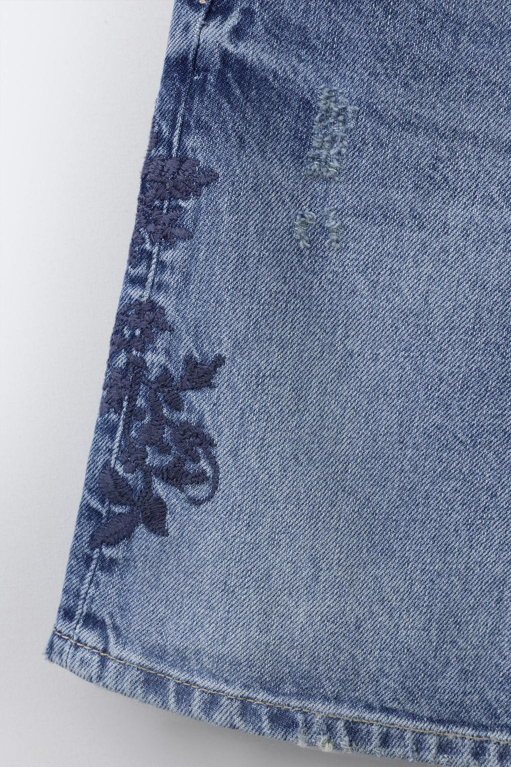 BERMUDA DENIM FLORES BORDADAS ROTOS / Azul - Zara фото 4