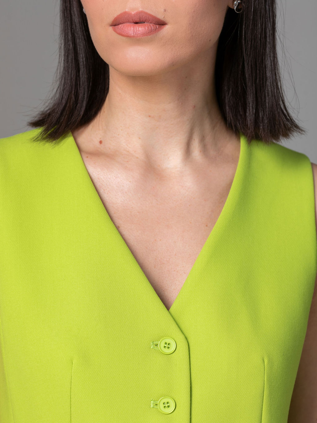 Жилет с фигурной линией низа