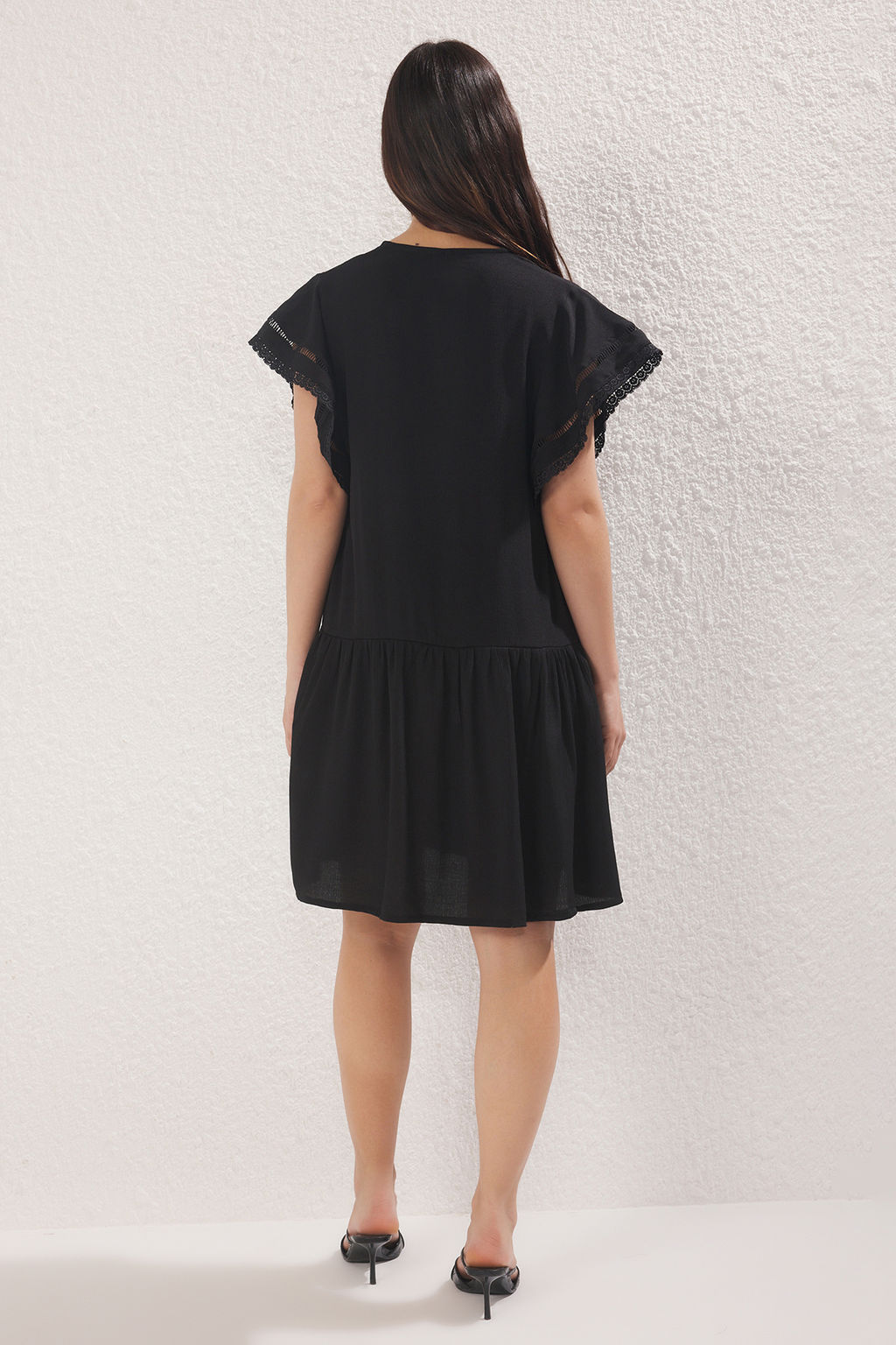 Siyah Duz Kesim Gupur Detayl? Mini Dokuma Gomlek Elbise TWOSS25EL00402 - Trendyolmilla фото 4