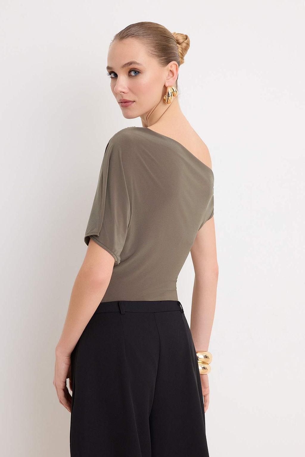 Siyah Asimetrik Yaka Aksesuar Detayl? Party Bluz TPRSS26BD00013 - Trendyolmilla фото 8