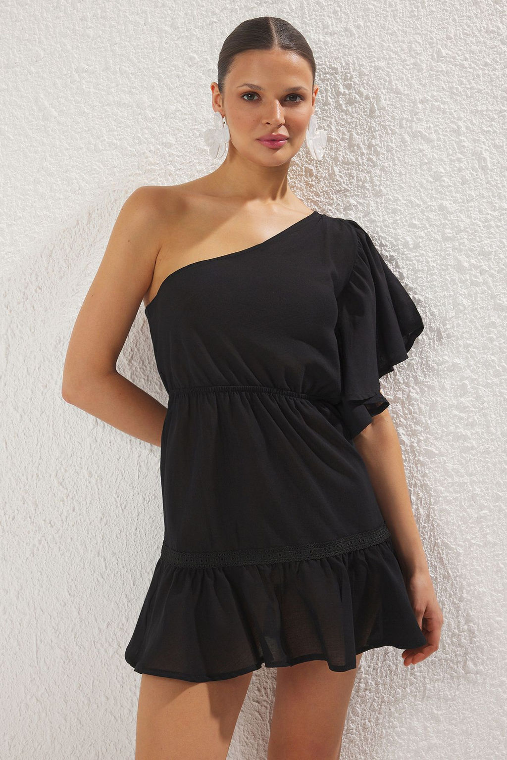 Siyah Dokuma Volanl? %100 Pamuk Tek Omuz Plaj Mini Elbise TBESS25EL00073