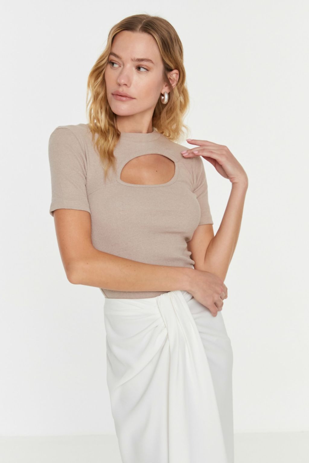 Trendyolmilla Siyah Cut Out Detayl? Fitted/Vucuda Oturan Bisiket Yaka Crop Fitilli Esnek Orme Bluz TWOSS22BZ0355  фото 14