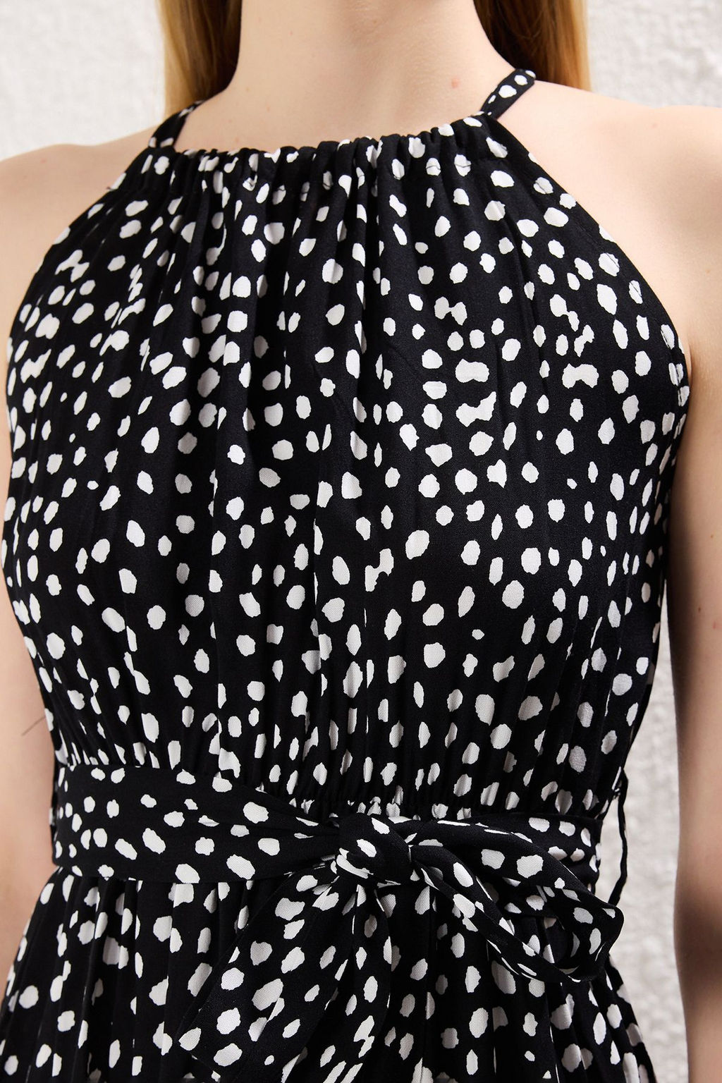 Siyah Kusakl? Shift Boyundan Baglamal? Halter Yaka Shally Maxi Dokuma Elbise TWOSS24EL00872