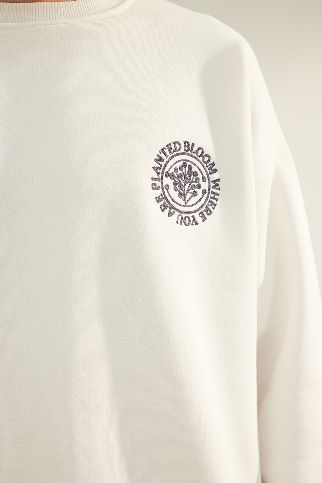 Ekru Oversize/Genis Kesim Cicek Nak?sl? Ici Polar/S?cak Tutan Sweatshirt TMNAW24SW00012