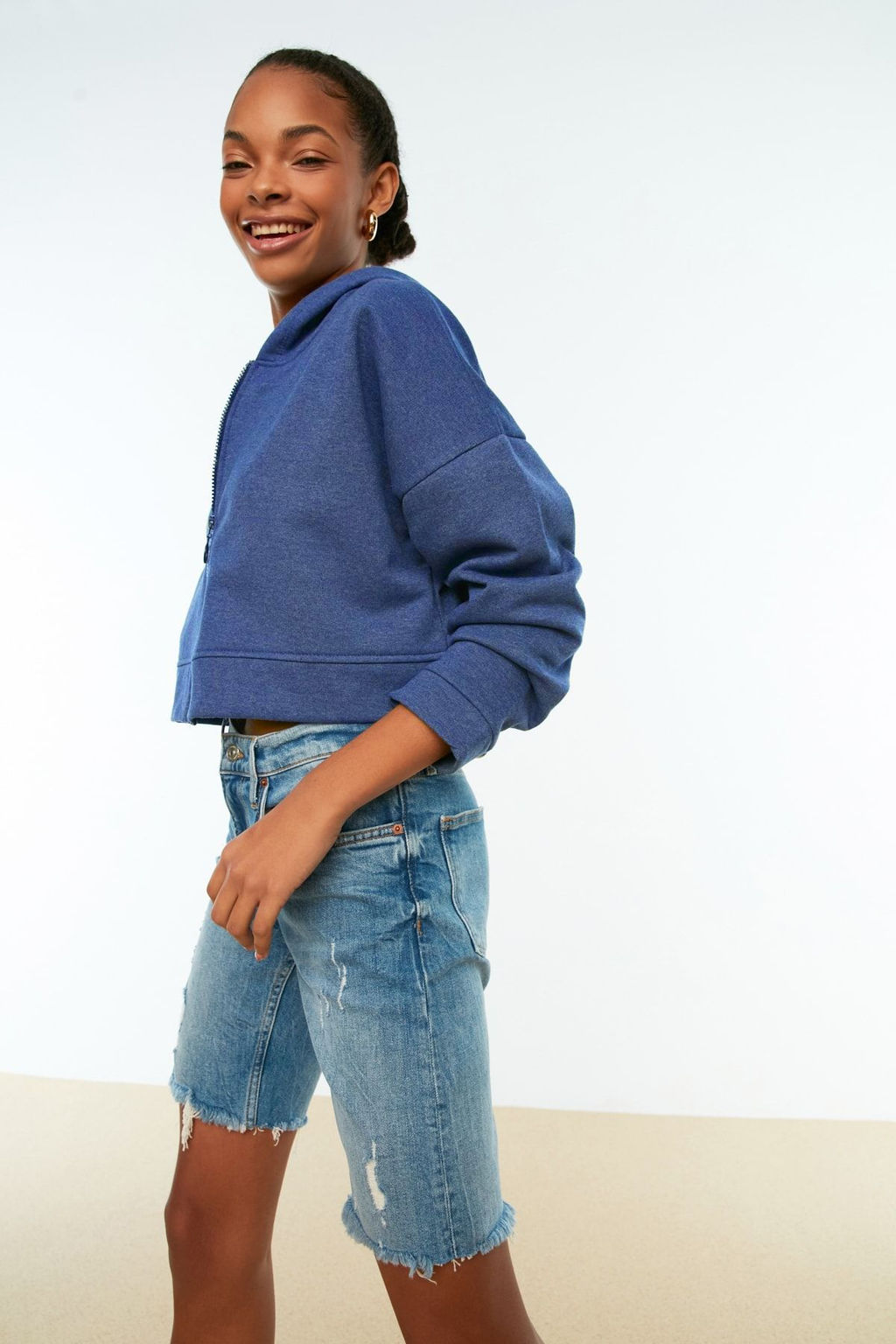 TRENDYOLMILLA Ekru Basic Fermuarl? Kapusonlu Crop Kal?n Ici Polarl? Orme Sweatshirt TWOAW20SW0660  фото 34