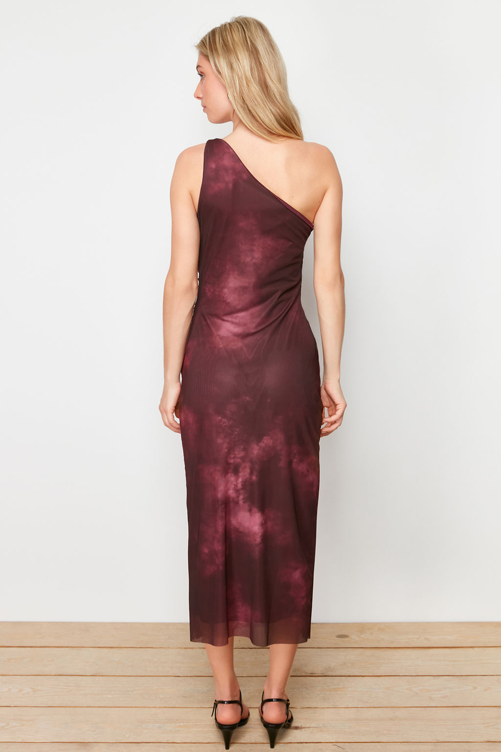 TRENDYOLMILLA Turuncu Tek Kol Vucuda Oturan Aksesuar Detayl? Tul Esnek Orme Midi Kalem Elbise TWOSS24EL00174 фото 10