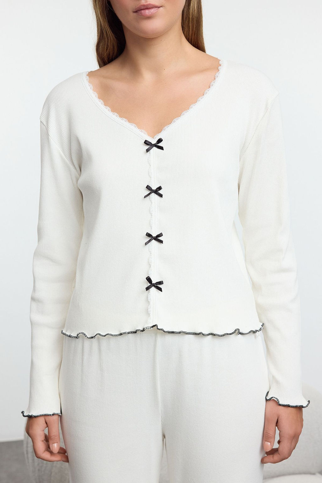 Trendyolmilla Beyaz Pamuklu Dantelli ve Kurdele/Fiyonk Detayl? Fitilli Orme Pijama Tak?m? THMAW25PT00206 фото 7