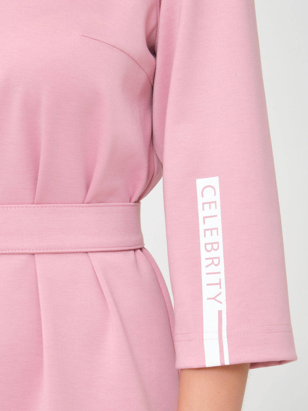 Платье с принтом на рукаве