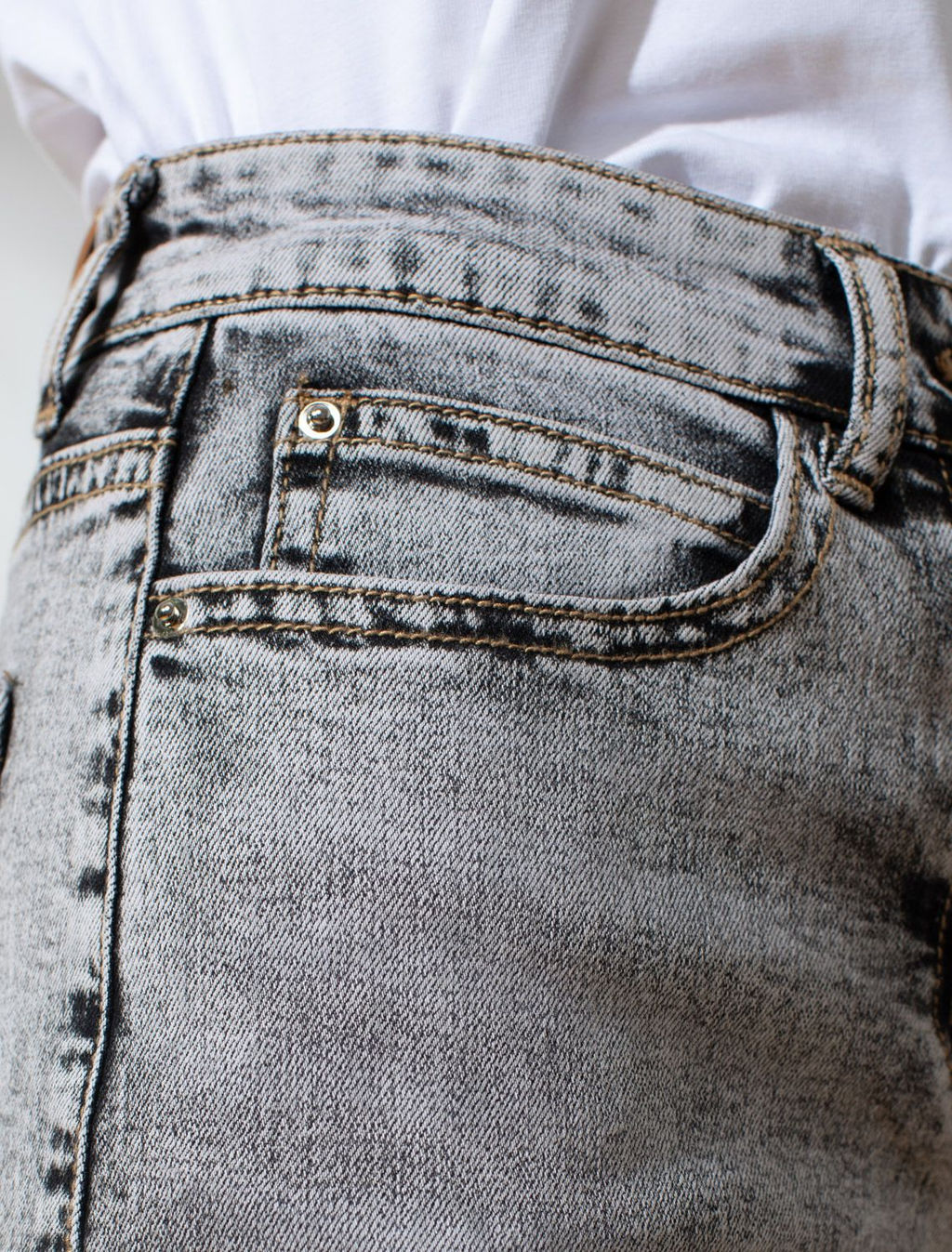 Джинсы трубы с декоративной стиркой из эластичного облегченного денима - Vilatte фото 6