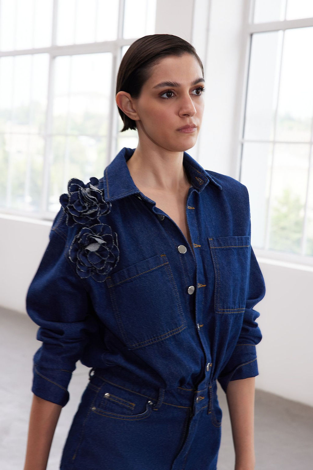TRENDYOLMILLA Limited Edition Mavi Gul Detayl? Mini Denim Gomlek Elbise TWOAW25EL00396  фото 4