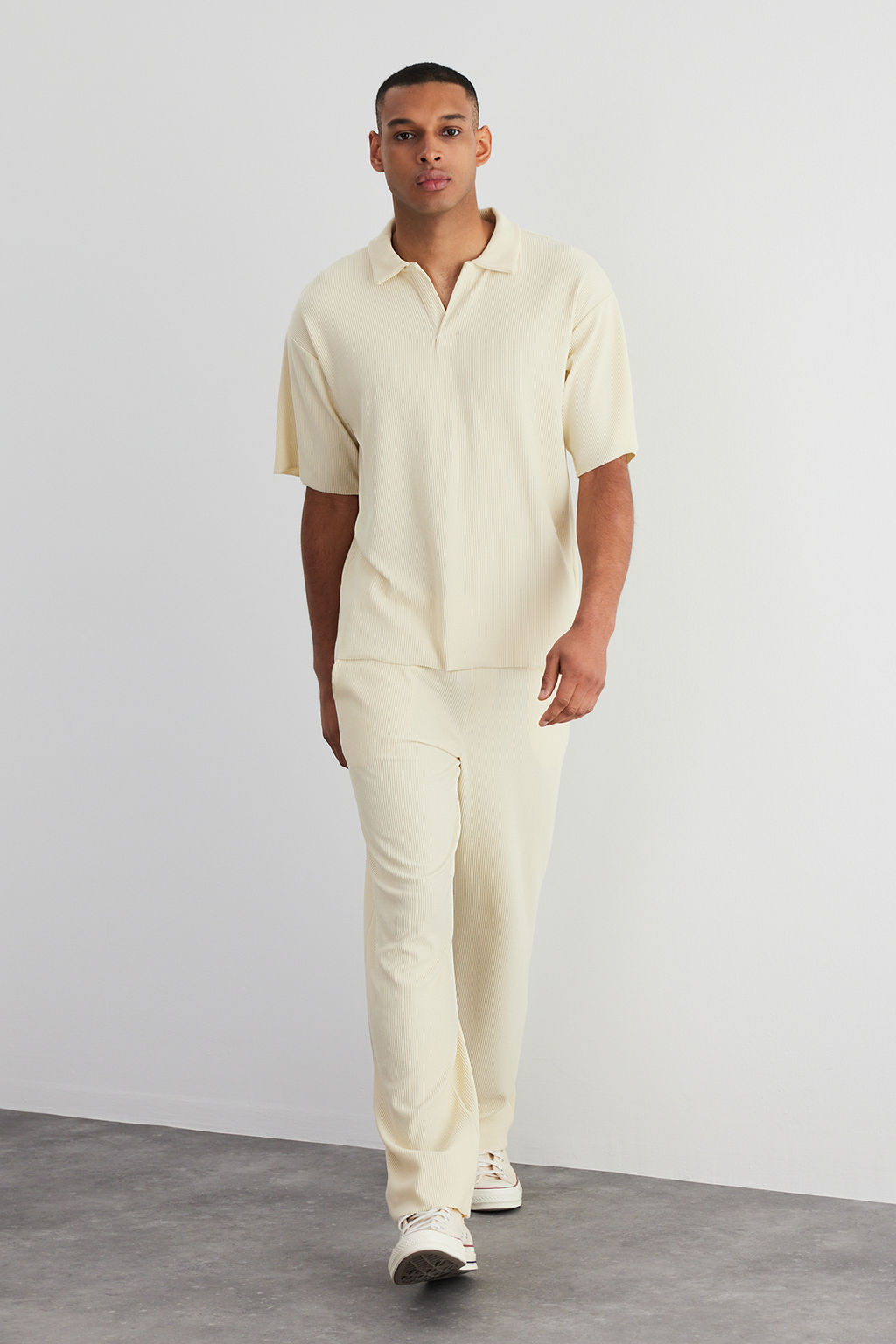 TRENDYOL MAN Limited Edition Siyah Oversize/Genis Kesim Dokulu K?r?smaz Ottoman Polo Yaka T-Shirt TMNSS23PO00020