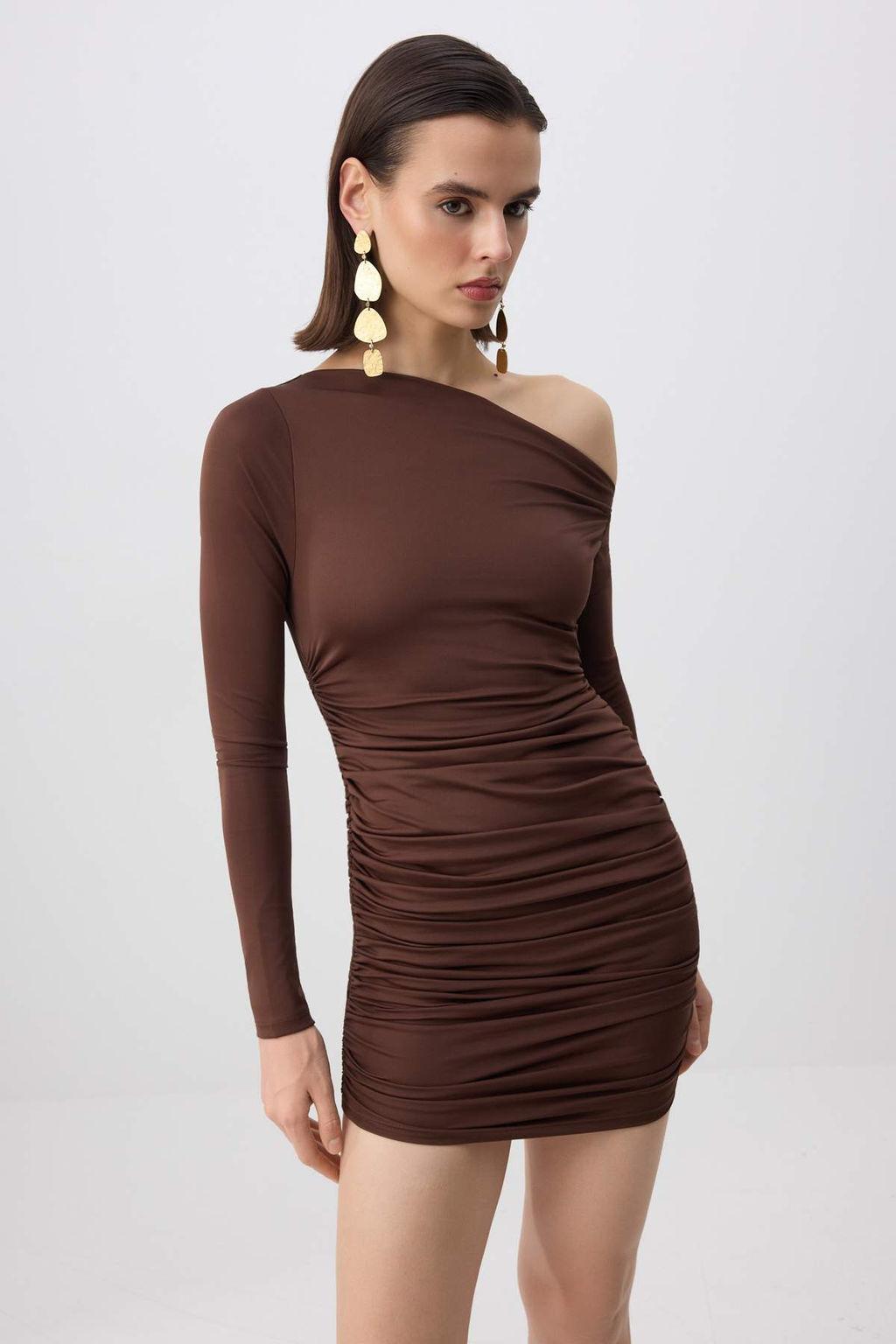 Kahverengi Vucuda Oturan Asimetrik Yaka Orme K?sa Elbisesi TEDAW25EL00006