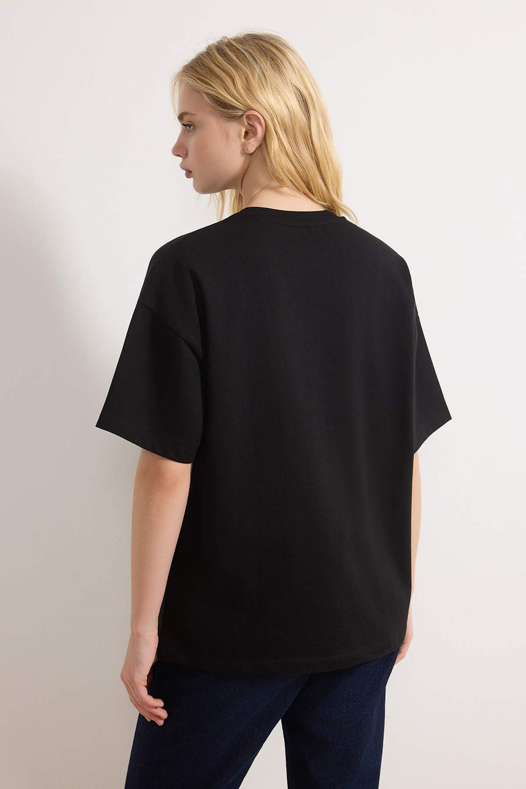 Siyah Oversize/Genis Kal?p Fular Detayl? Uzun 30/2 Penye Suprem Orme T-Shirt TWOSS26TS00057