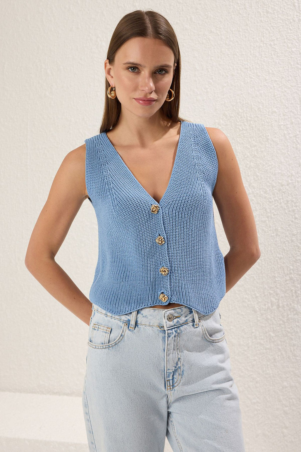 TRENDYOLMILLA Mavi Dugme Detayl? V Yaka Yelek TWOSS25YE00045