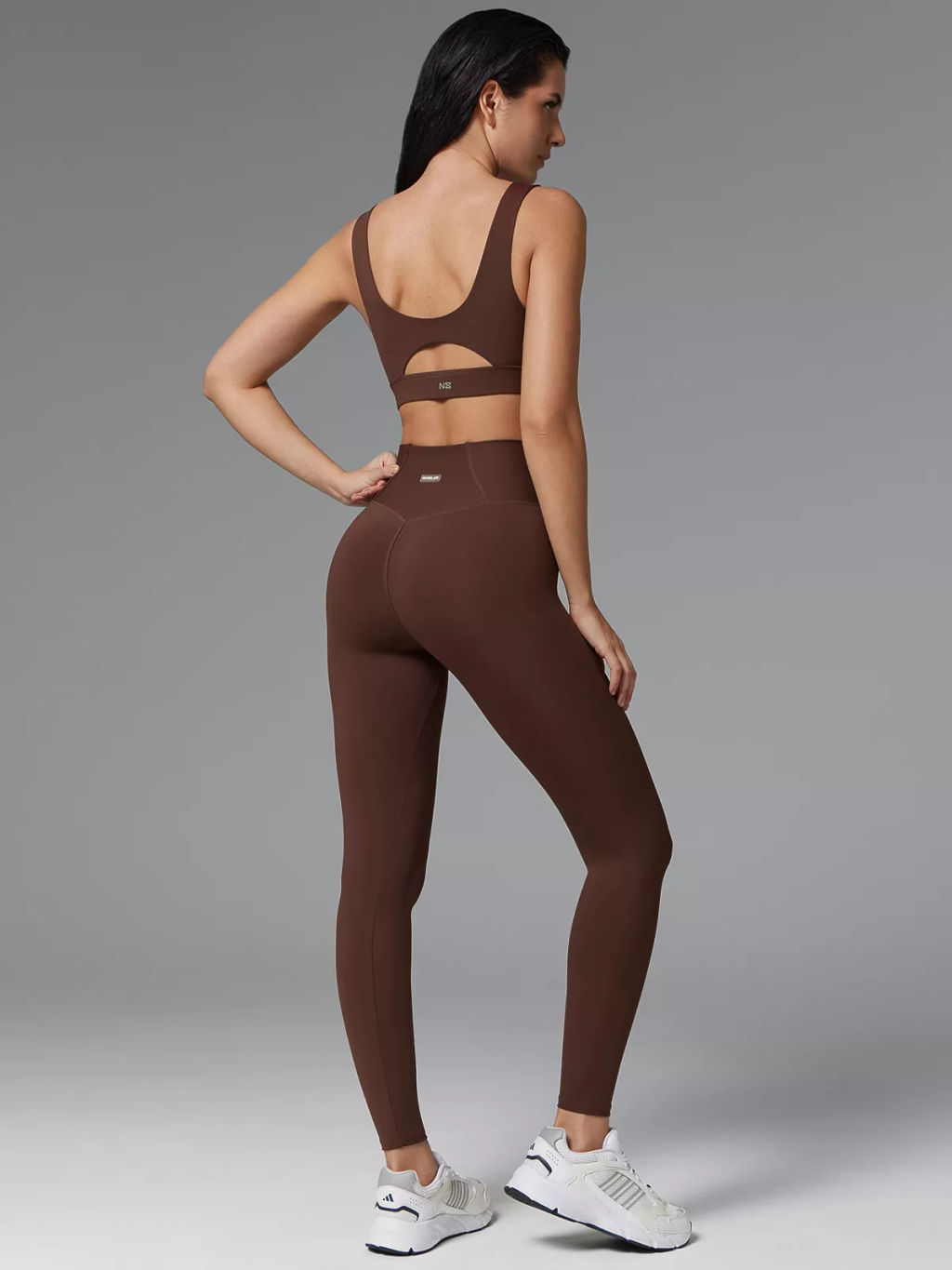 Спортивный топ-бра со средней поддержкой и фигурной вставкой на груди