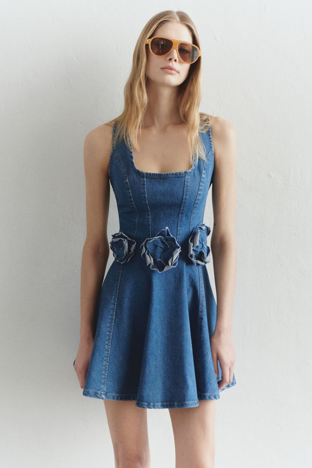 Trendyolmilla Limited Edition Mavi Gul Detayl? Etegi Volanl? Ask?l? Mini Denim Elbise TWOSS25EL00593