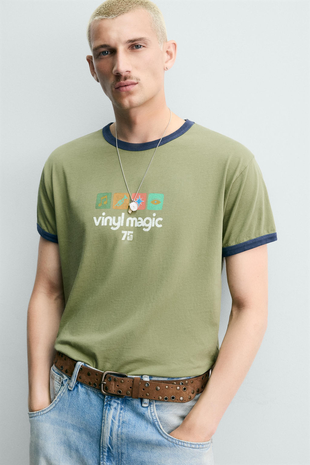 CAMISETA RIB CONTRASTE ESTAMPADO LAVADO / Khaki