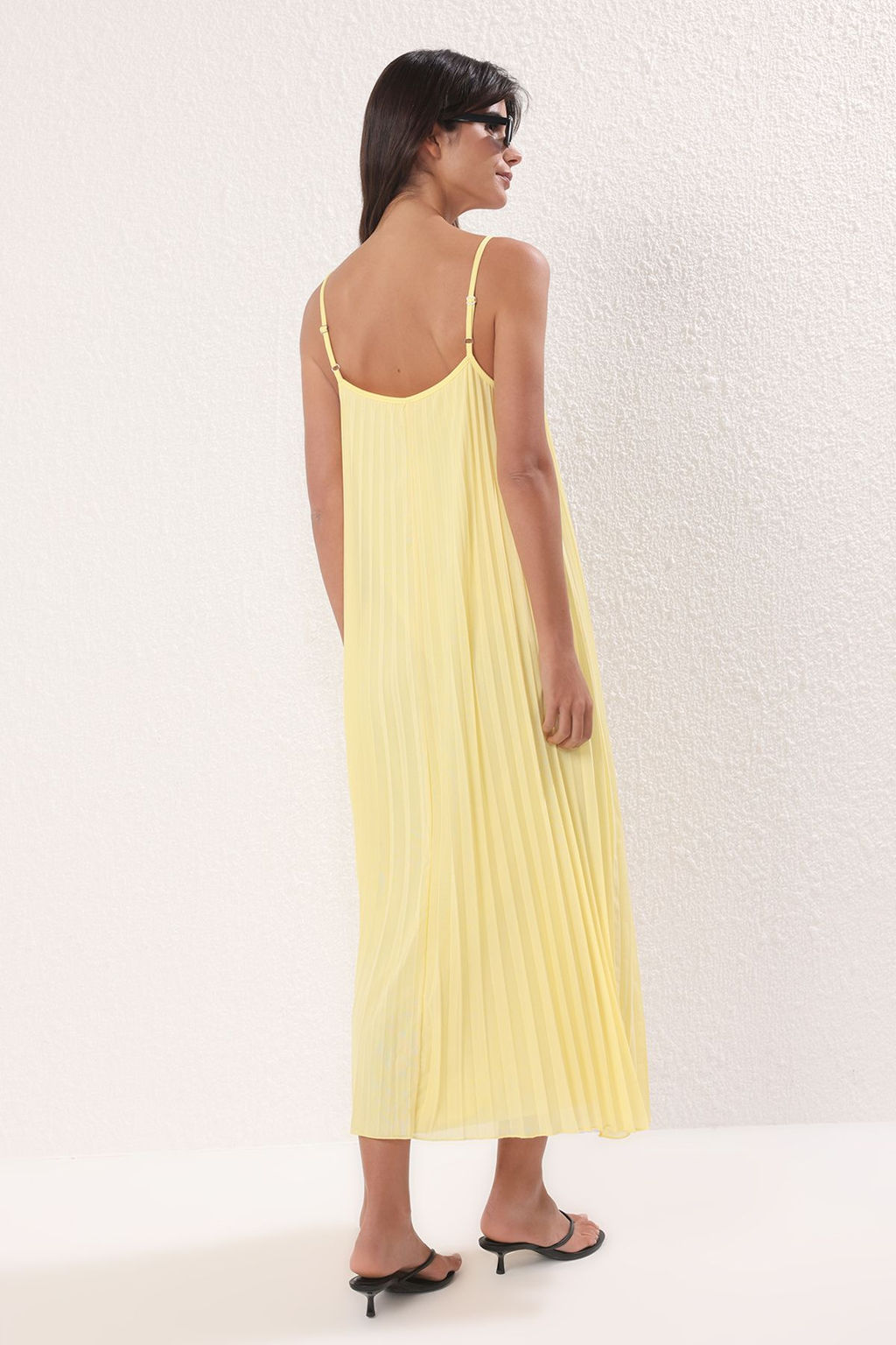 TRENDYOLMILLA Siyah Duz Y?rtmacl? Maxi Piliseli A-line Esnek Orme Elbise TWOSS25EL00170 фото 21