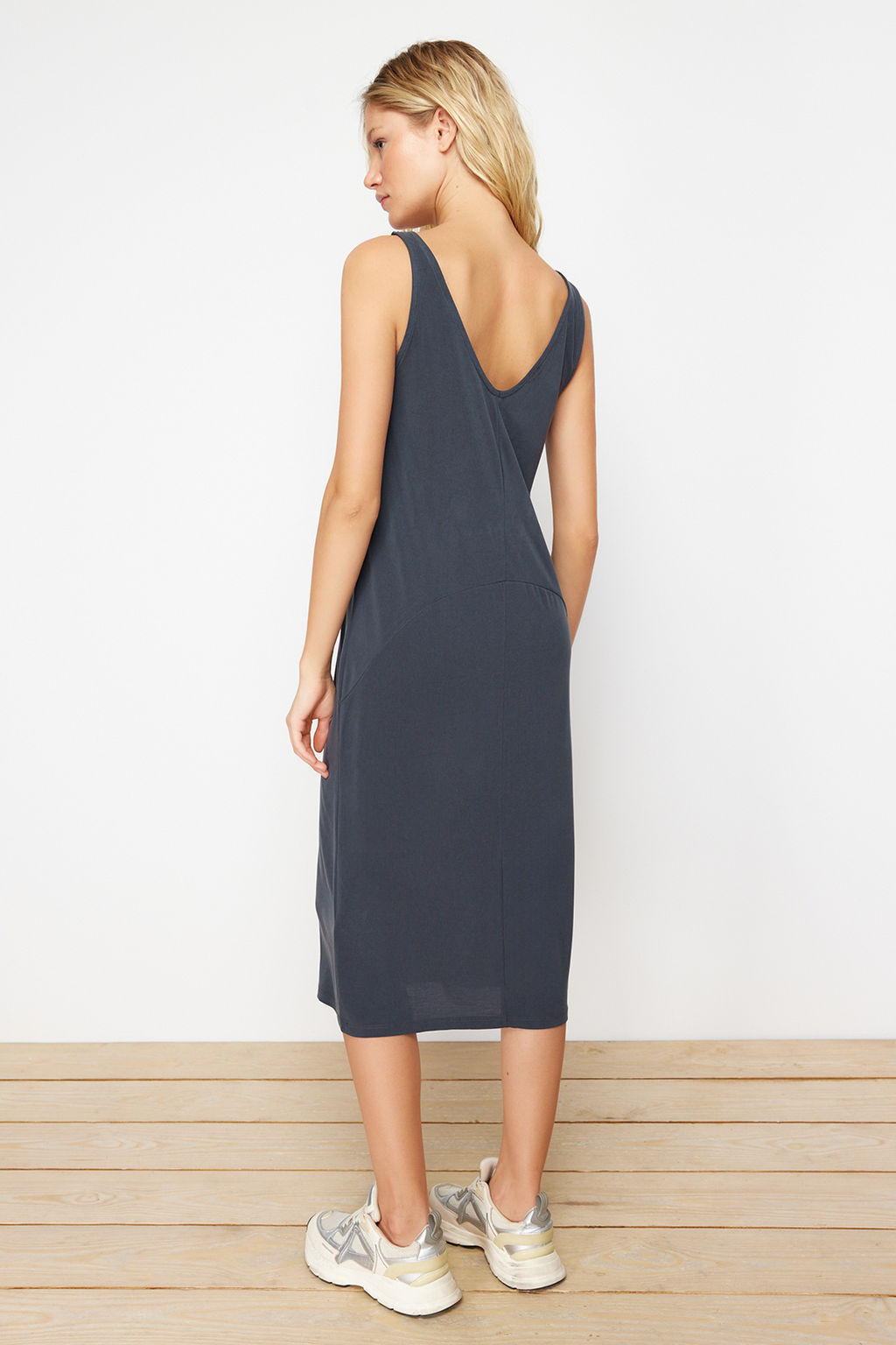 TRENDYOLMILLA Antrasit Ask?l? Havuz Yaka Modal Icerikli Shift/Duz Midi Orme Elbise TWOSS24EL00410