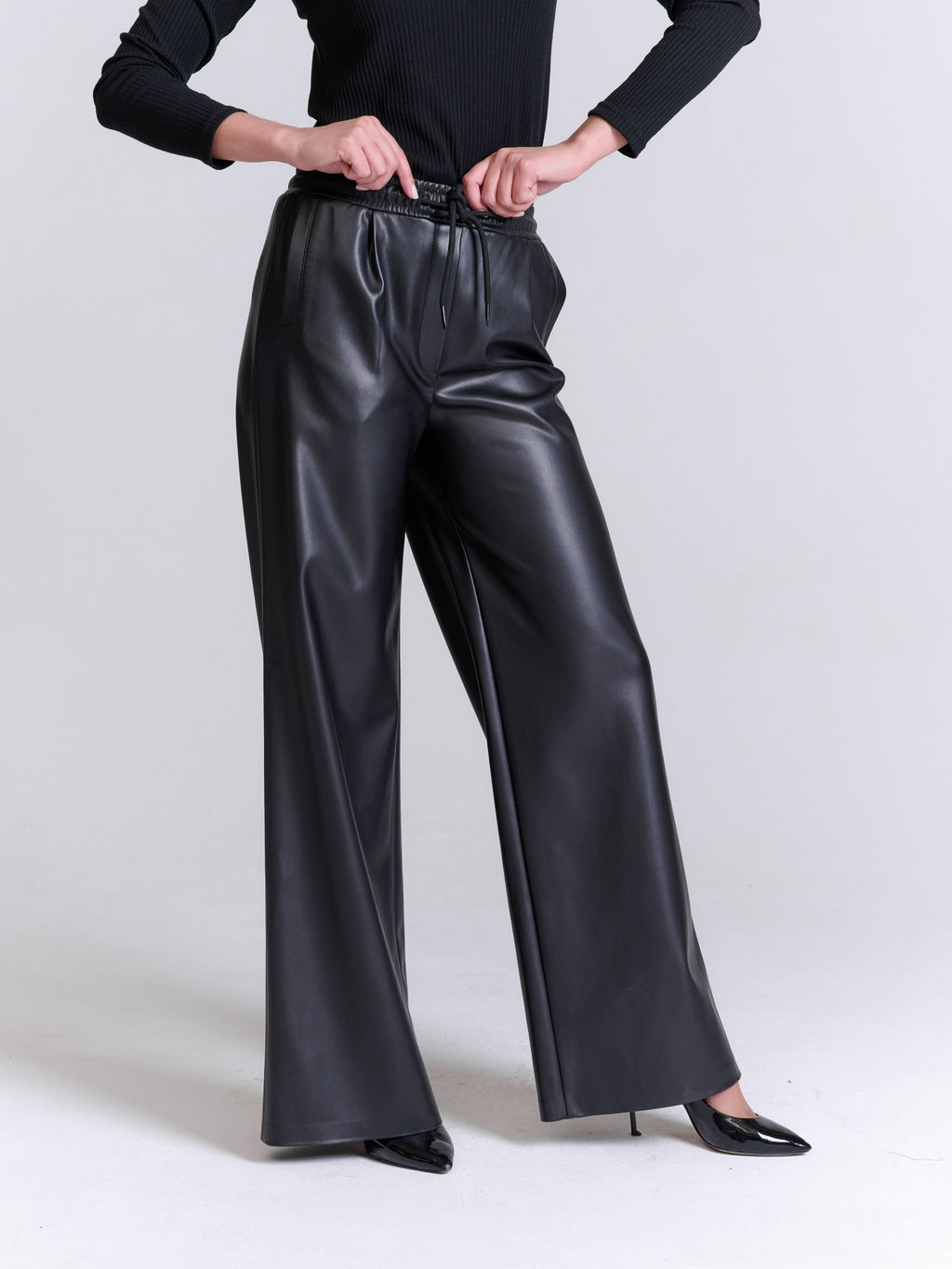 Широкие брюки из экокожи