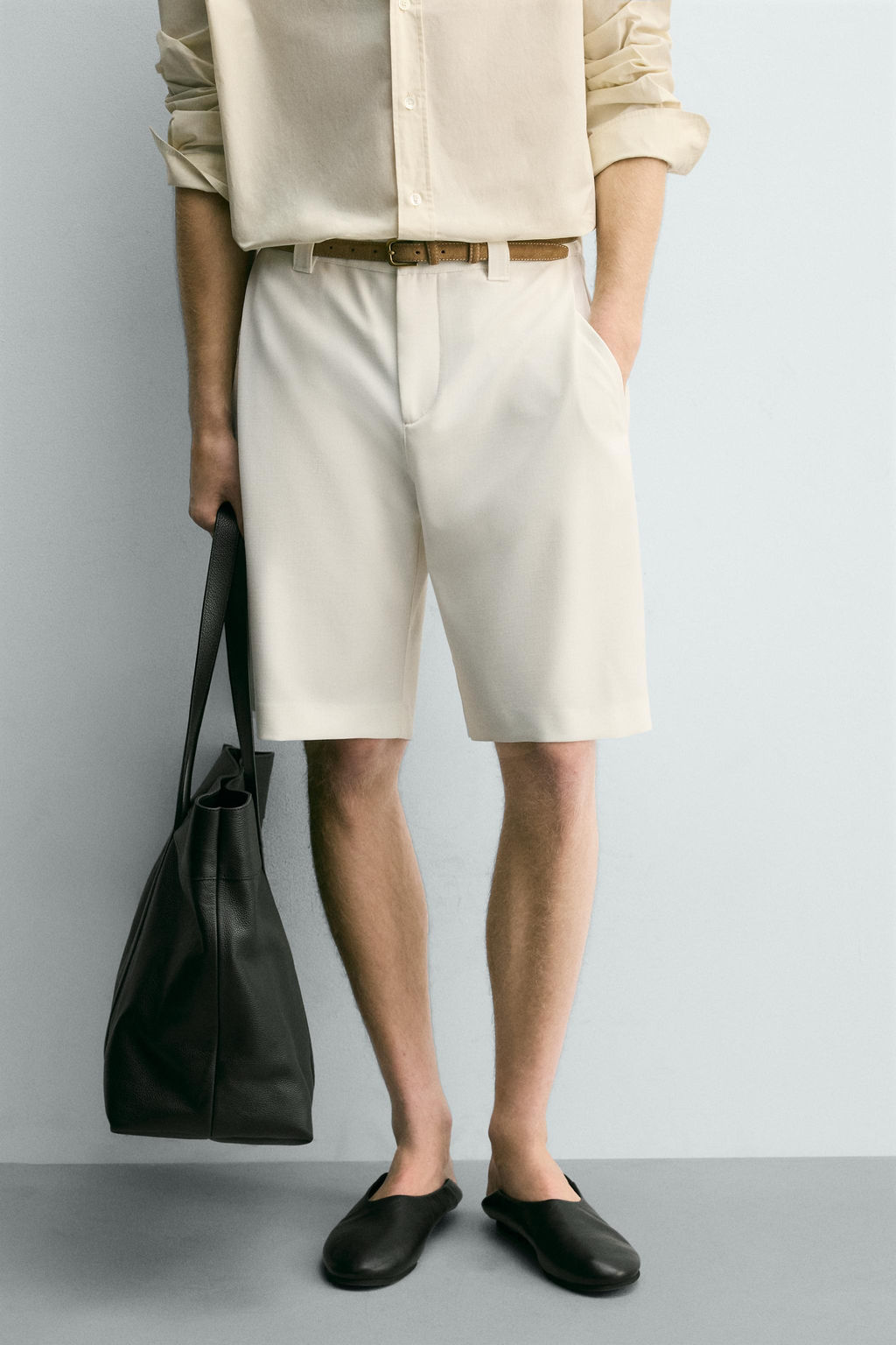 BERMUDA RELAXED FIT PLIEGUES LATERALES / Blanco roto