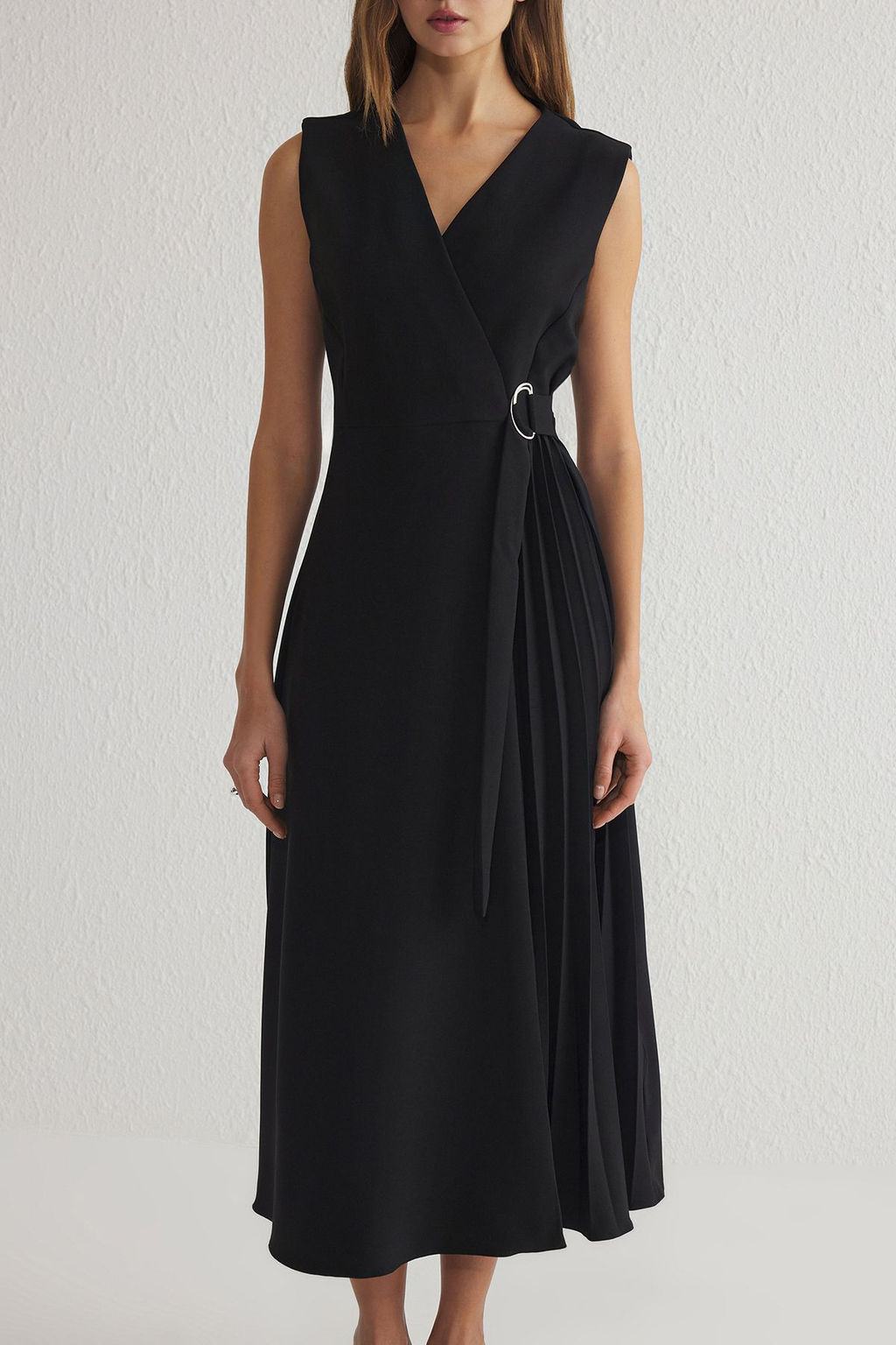 TRENDYOLMILLA Siyah Etegi Belden Ac?lan Aksesuar Detayl? Piliseli Midi Dokuma Elbise TWOSS25EL00143  фото 8