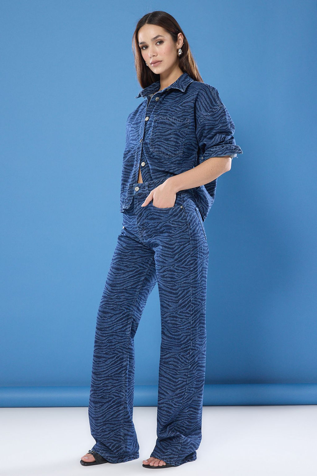 Koyu Mavi Animal Zebra Desenli Yuksek Bel Wide Leg Jeans TWOSS25JE00200