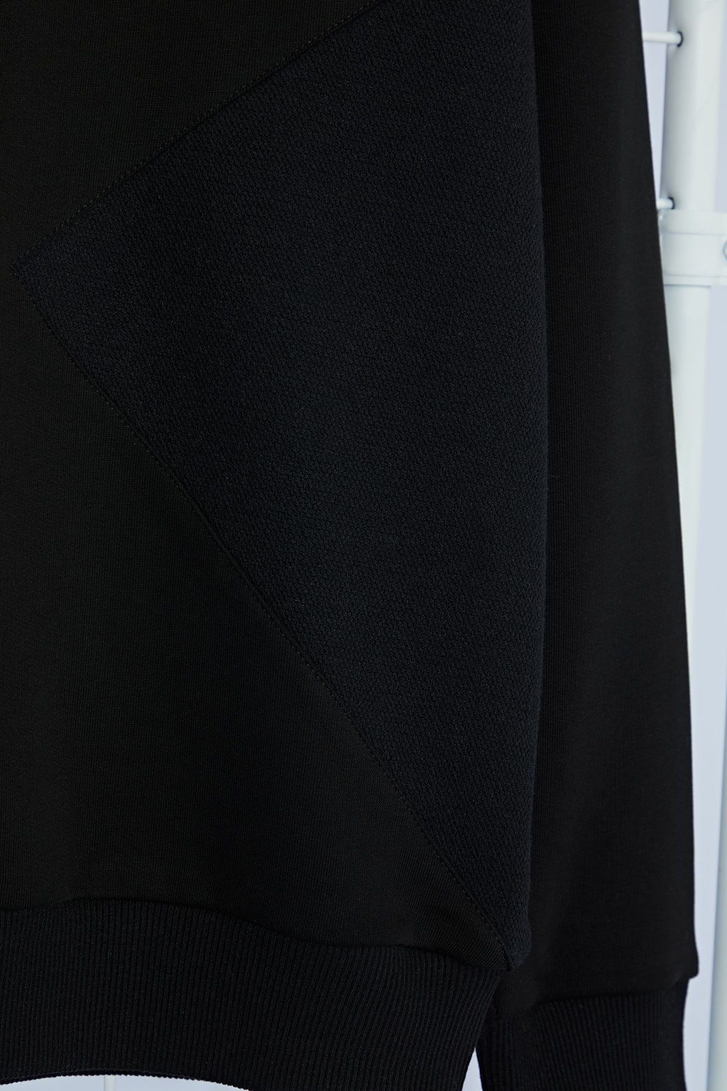 Siyah Regular/Normal Kesim Dokulu Panel Detayl? Basic Sweatshirt TMNAW25SW00149